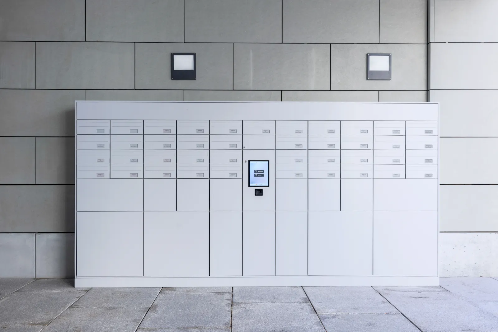 SchlaueBox Freistehende Außenanlage – modulare Brief- und Paketfachanlage mit Touchscreen