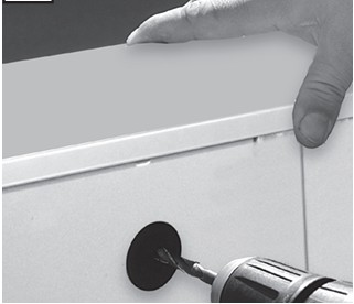 Kabelführung bei einer Aufputz-Briefkastenanlage: Kabelabdeckkappe entsprechend des Kabeldurchmessers aufbohren.