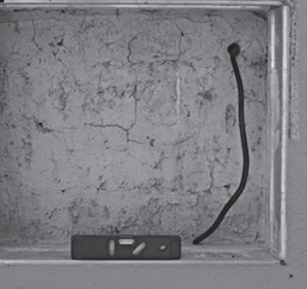 Kabelführung bei einer Aufputz-Briefkastenanlage: Kabel einziehen und Anlage einhängen.